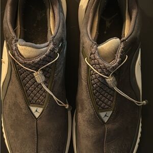 Jordan Sneakers in Gray Trunner low